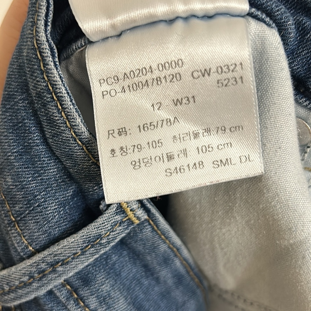 Levi’s Mid Rise Bermuda Shorts - Picture 7 of 7